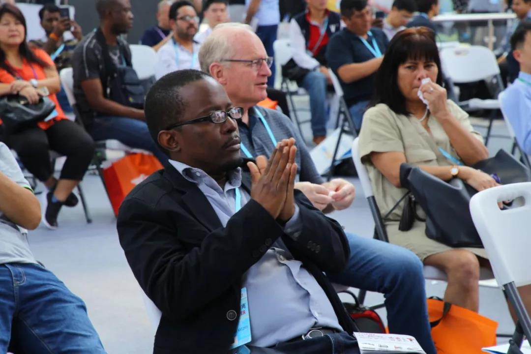 Overseas Businessmen Cheer for Mr. Chen Liang's Speech