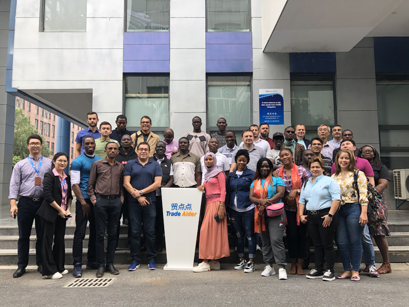 The Seminar Took a Group Photo in Front of Tradeaider Headquarter